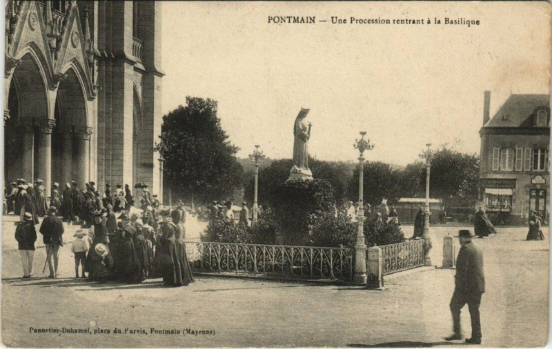 Carte postale ancienne Pontmain - Une Procession rentrant a la Basilique à Pontmain