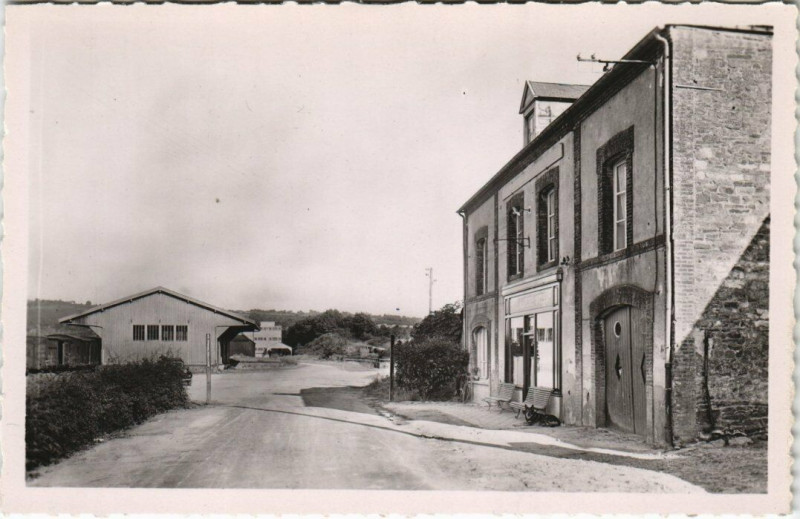 Carte postale ancienne Pre-en-Pail - Le Petit Vitesse et L'Hotel à Mayenne