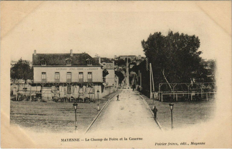 Carte postale ancienne Mayenne - Le Champ de Foire et la Caserne à Mayenne