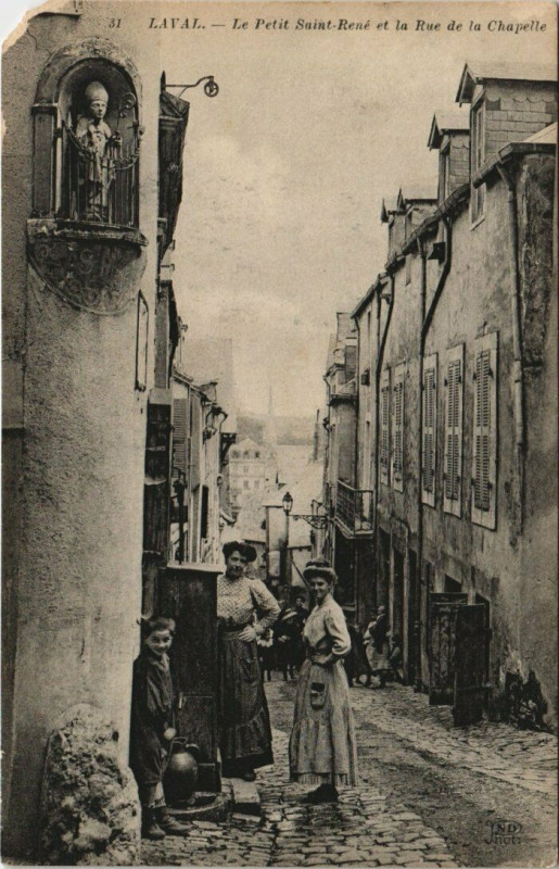 Carte postale ancienne Laval - Le Petit Saint-Rene et la Rue de la Chapelle à Laval