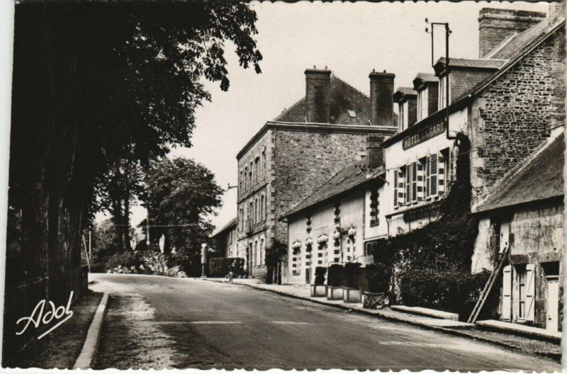 Carte postale ancienne Pre-en-Pail - Route de Mayenne à Mayenne