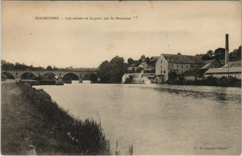 Carte postale ancienne Rochefort - Les usines et le pont sur la Mayenne à Mayenne