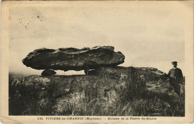 Carte postale ancienne Viviers en Charnie - Dolmen de la Pierre du Diable