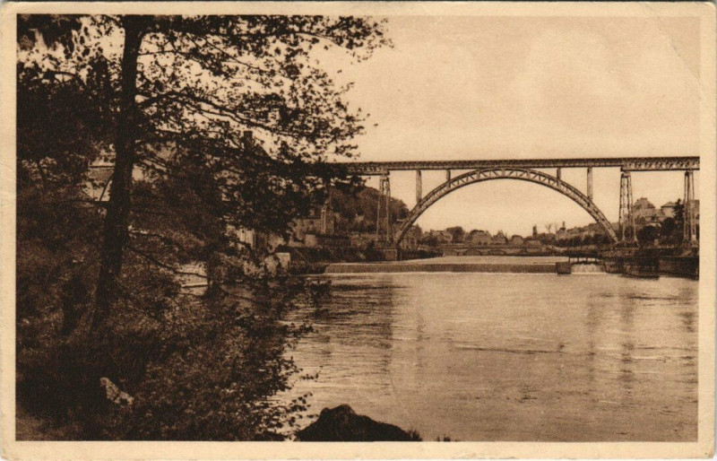 Carte postale ancienne Mayenne - Le Viaduc sur la Mayenne à Mayenne