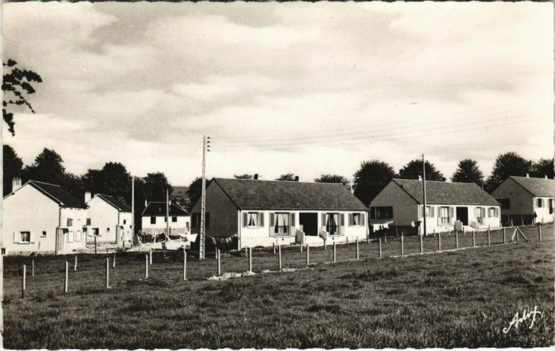 Carte postale ancienne Pre-en-Pail - Cite des H:L:M: