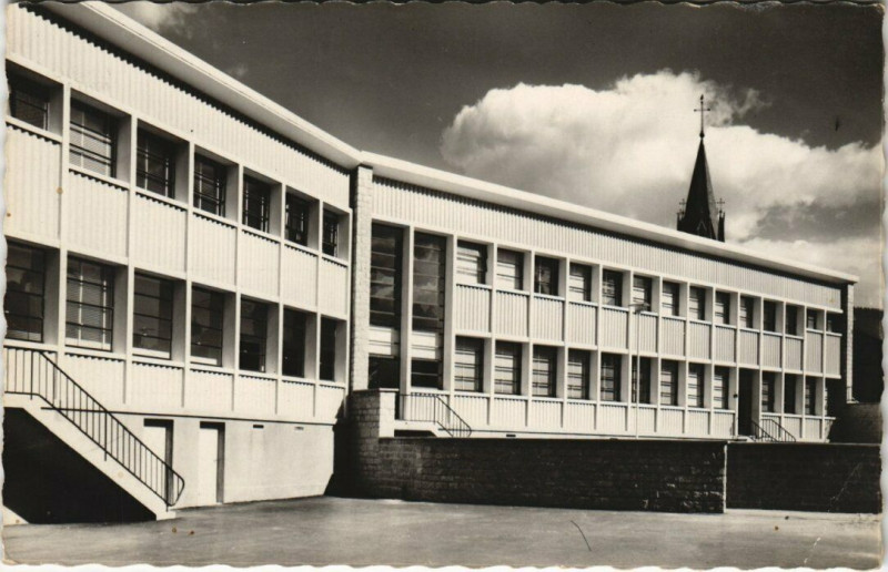 Carte postale ancienne Pre-en-Pail - Le Cours Complementaire