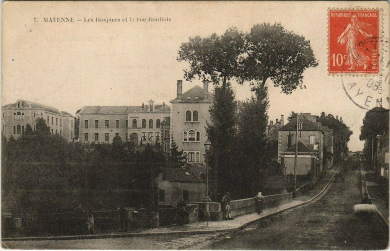 Carte postale ancienne Mayenne - Les Hospices et la rue Roullois à Mayenne