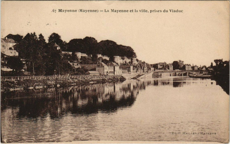 Carte postale ancienne Mayenne - La Mayenne et La Ville, prises du Viaduc à Mayenne