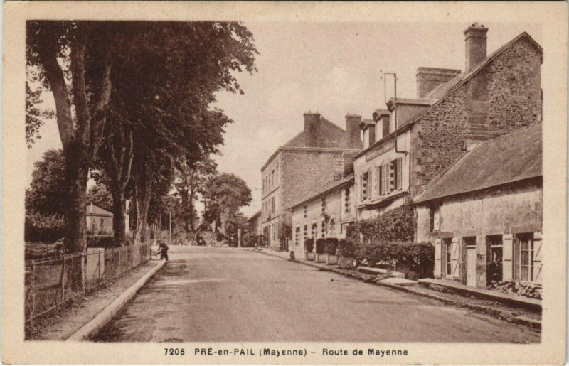 Carte postale ancienne Pre-en-Pail - Route de Mayenne à Mayenne