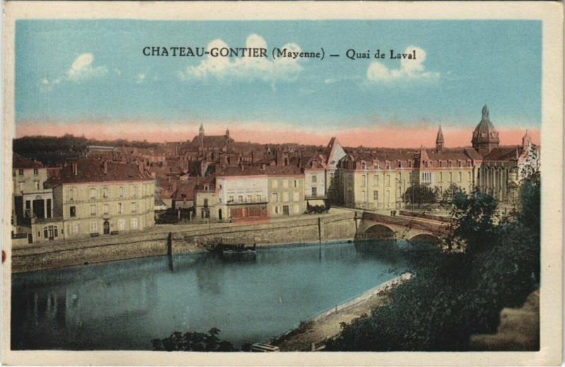 Carte postale ancienne Chateau-Gontier - Quai de Laval à Laval