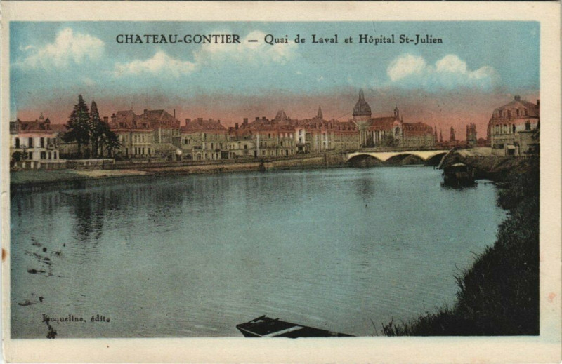 Carte postale ancienne Chateau-Gontier - Quai de Laval et Hopital Saint-Julien à Laval