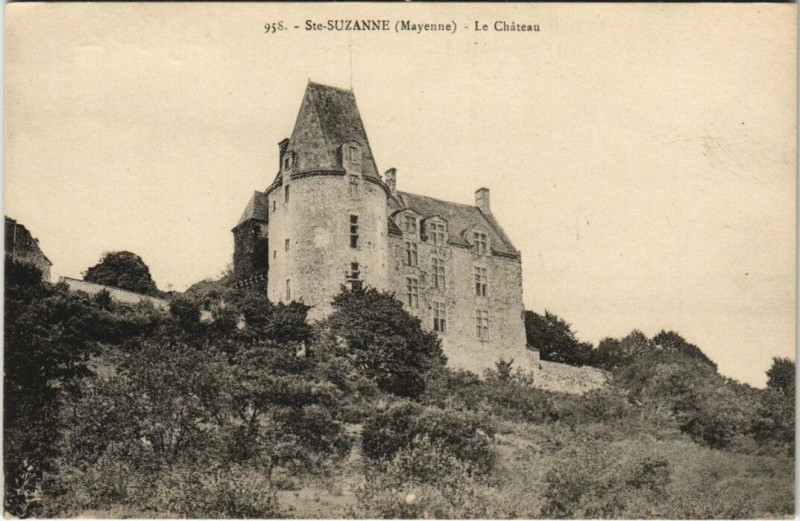 Carte postale ancienne Sainte-Suzanne - Le Chateau