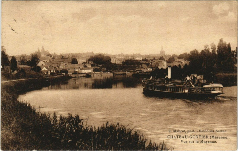 Carte postale ancienne Chateau-Gontier - Vue sur la Mayenne à Mayenne