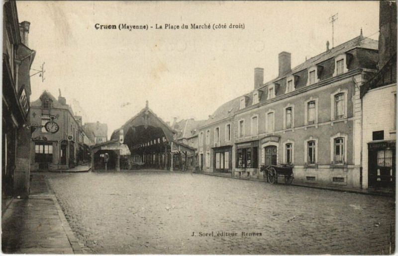 Carte postale ancienne La Place du Marché (côté droit) à Craon