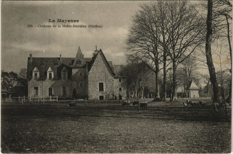 Carte postale ancienne La Mayenne - Chateau de la Motte-Daudier (Niafles) à Mayenne