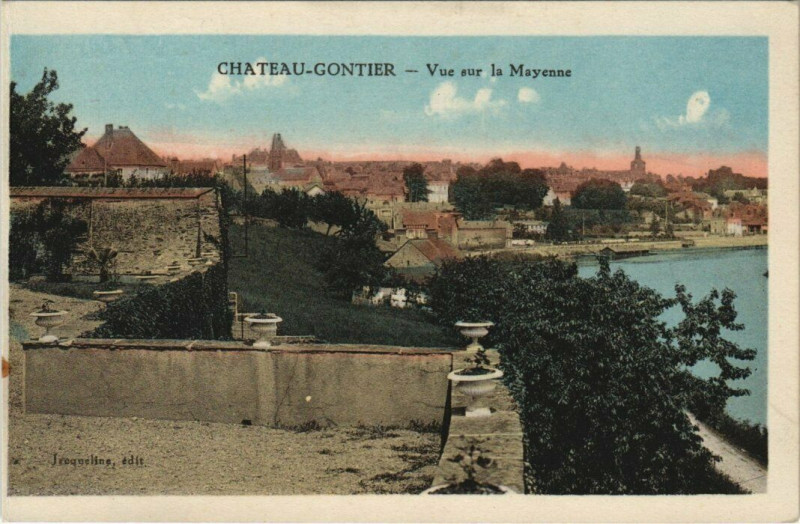 Carte postale ancienne Chateau-Gontier - Vue sur la Mayenne à Mayenne