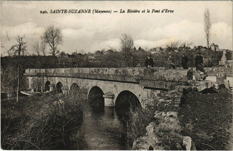 Carte postale ancienne Sainte-Suzanne - La Riviere et la Pont d'Erve
