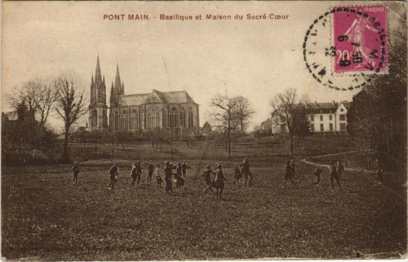 Carte postale ancienne Pontmain - Basilique et Maison Sacre-Coeur à Pontmain