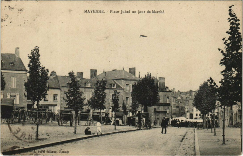 Carte postale ancienne Mayenne - Place Juhel un jour de Marche à Mayenne