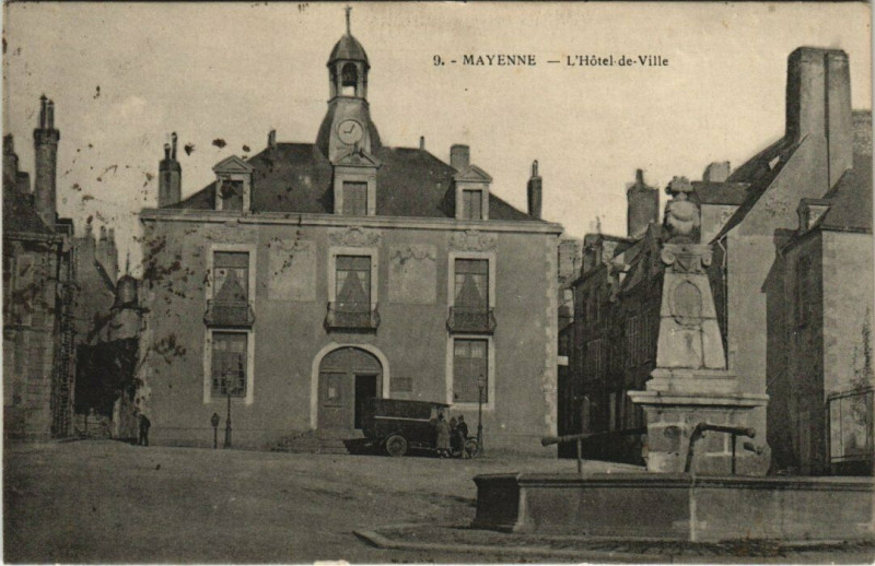 Carte postale ancienne Mayenne - L'Hotel-de-Ville à Mayenne