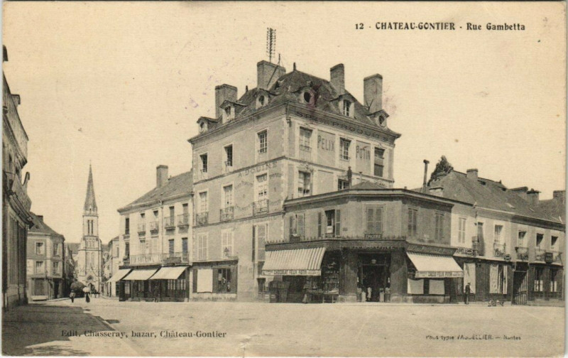 Carte postale ancienne Chateau-Gontier Rue Gambetta
