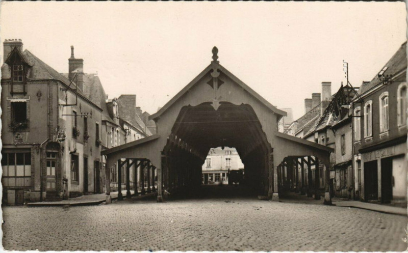 Carte postale ancienne Craon - Les Halles à Craon