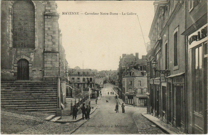 Carte postale ancienne Mayenne - Carrefour Notre-Dame - La Galere à Mayenne