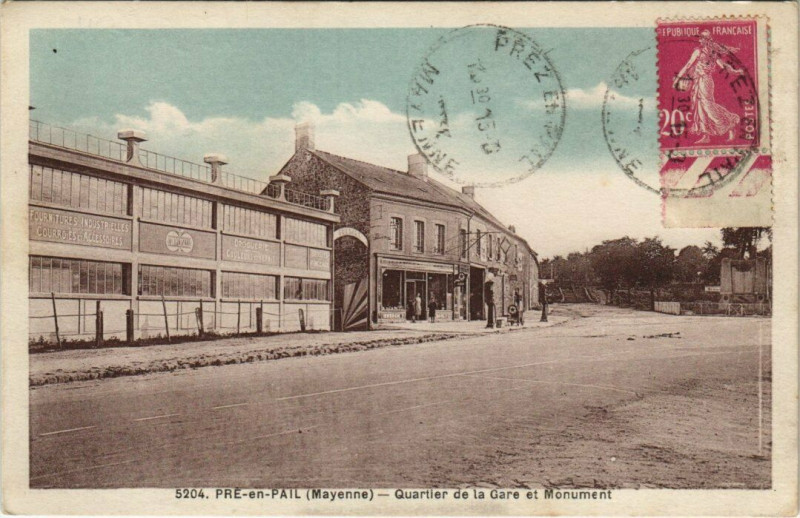 Carte postale ancienne Pre-en-Pail - Quartier de la Gare et Monument
