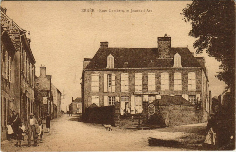 Carte postale ancienne Ernee - Rues Gambetta Jeanne-d'Arc à Ernée