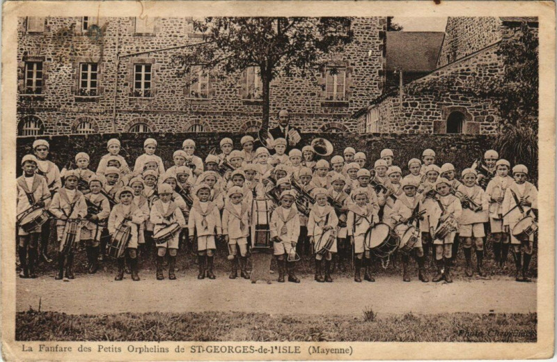 Carte postale ancienne La Fanfare des Petits Orphelins de Saint-Georges ded l'Isle