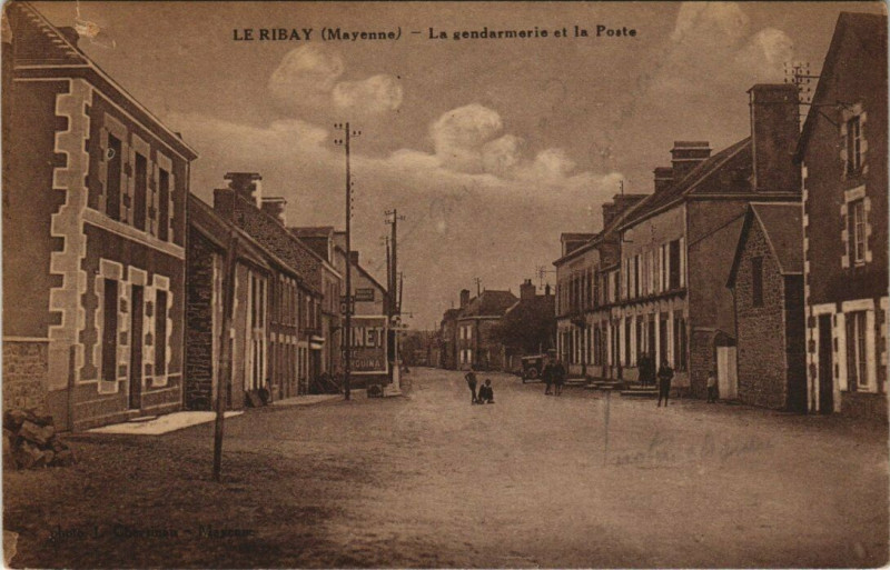 Carte postale ancienne Le Ribay - La gendarmeris et la Poste au Ribay