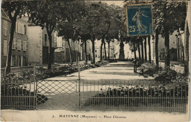 Carte postale ancienne Mayenne - Place Cheverus à Mayenne
