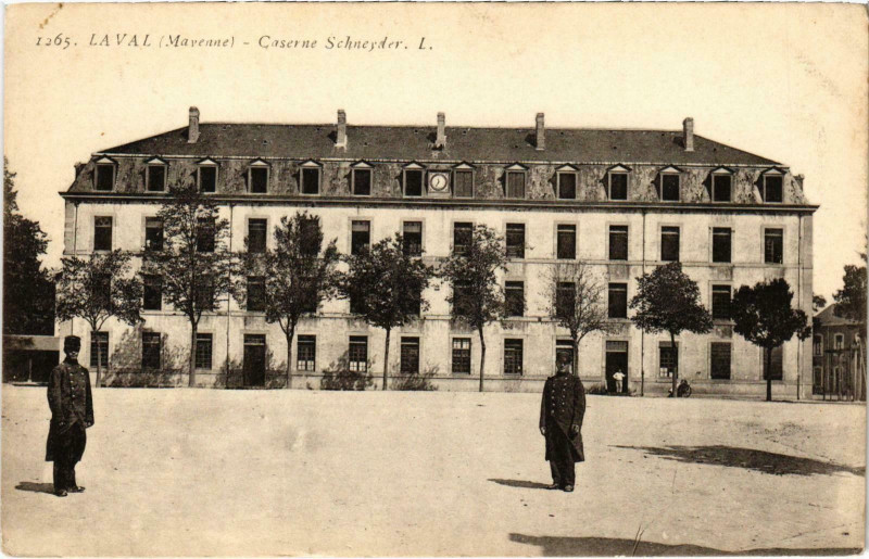 Carte postale ancienne Militaire Laval - Caserne Schneider à Laval