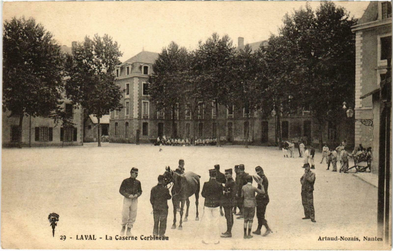 Carte postale ancienne Militaire Laval - La Caserne Corbineau à Laval