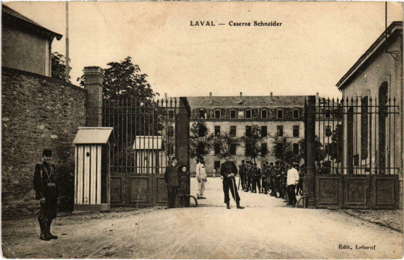 Carte postale ancienne Militaire Laval - Caserne Schneider à Laval