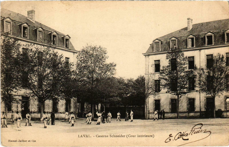 Carte postale ancienne Militaire Laval - Caserne Schneider à Laval