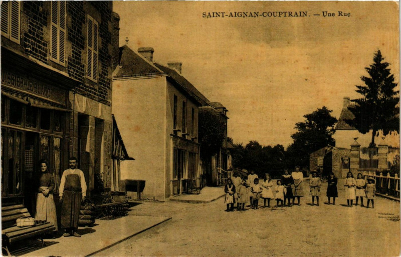 Carte postale ancienne Saint-Aignan-Couptrain Une Rue à Couptrain