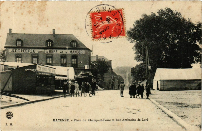 Carte postale ancienne Mayenne Place du Champ-de-Foire et Rue Ambroise de Loré à Mayenne