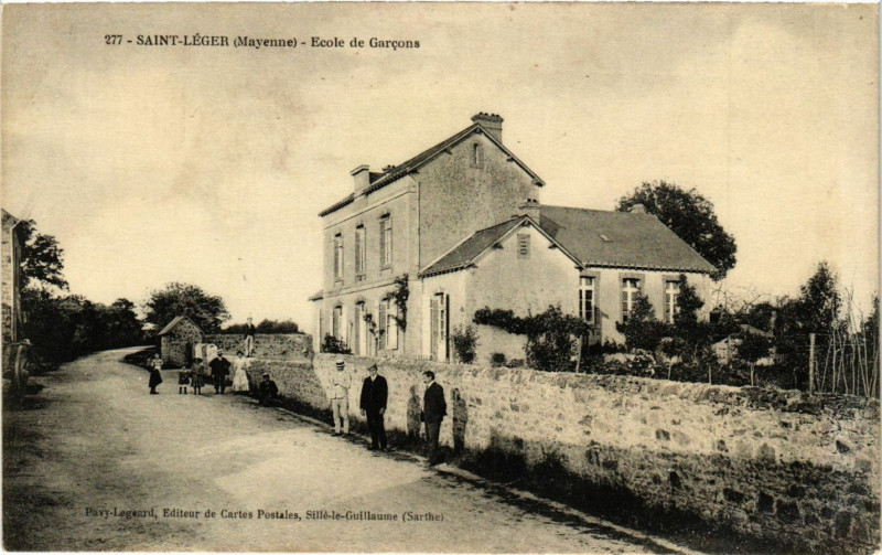 Carte postale ancienne Saint Léger, Ecole de Garcons à Saint-Léger