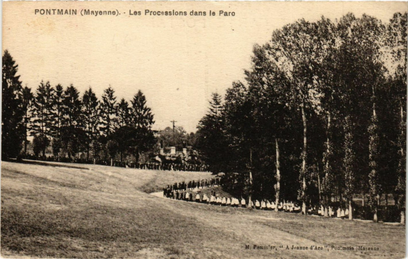 Carte postale ancienne Pontmain-Les Processions dans le Parc à Pontmain