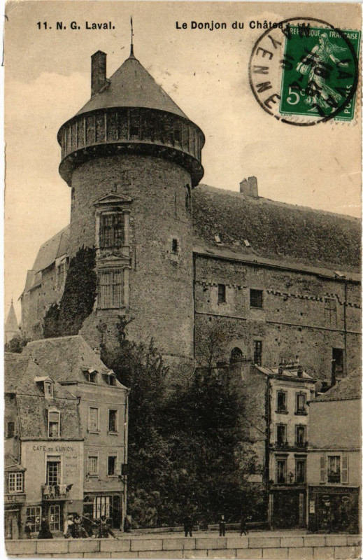 Carte postale ancienne N.G.Laval-Le Donjon du Chateau à Laval