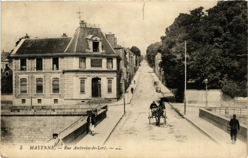 Carte postale ancienne Mayenne-Rue Ambroise de Loré à Mayenne