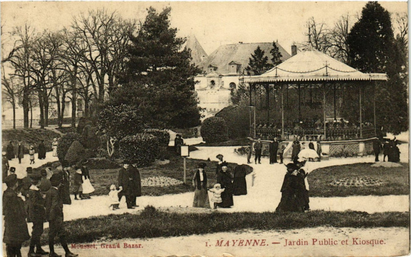 Carte postale ancienne Mayenne-Jardin Public et Kiosque à Mayenne