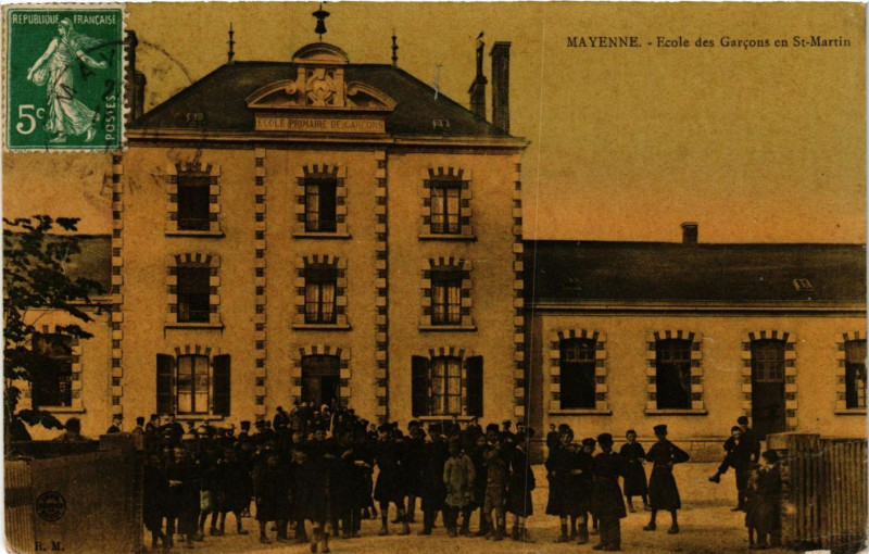 Carte postale ancienne Mayenne-Ecole des Garcons en Saint-Martin à Mayenne