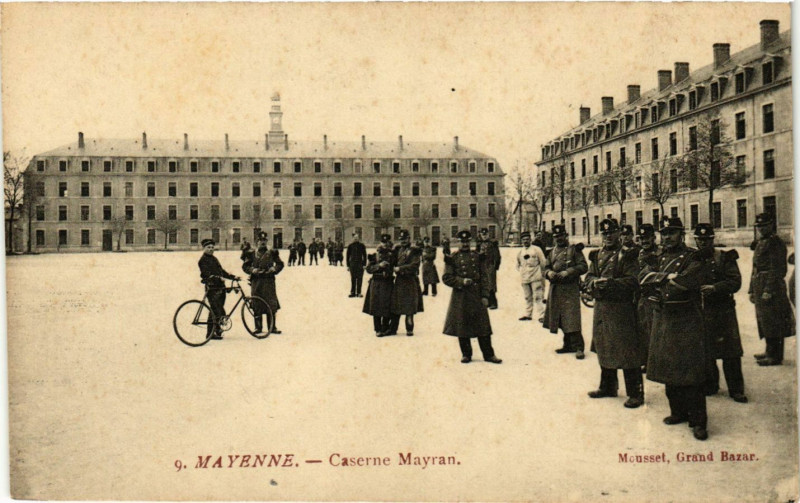 Carte postale ancienne Mayenne-Caserne Mayran à Mayenne