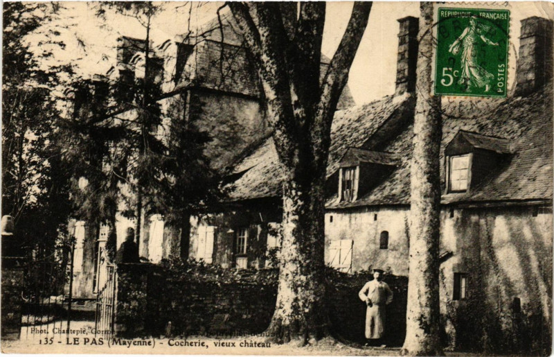 Carte postale ancienne Le Pas, Mayenne-Cocherie, vieux chateau à Mayenne