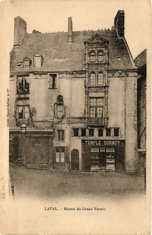Carte postale ancienne Laval-Maison du Grand Veneur à Laval