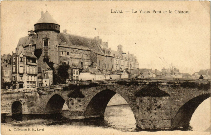 Carte postale ancienne Laval-Le Vieux Pont et le Chateau à Laval