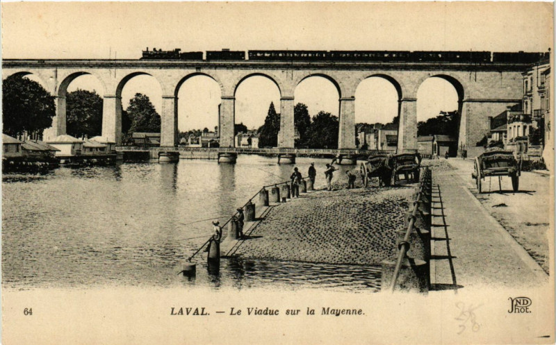 Carte postale ancienne Laval-Le Viaduc sur la Mayenne à Mayenne