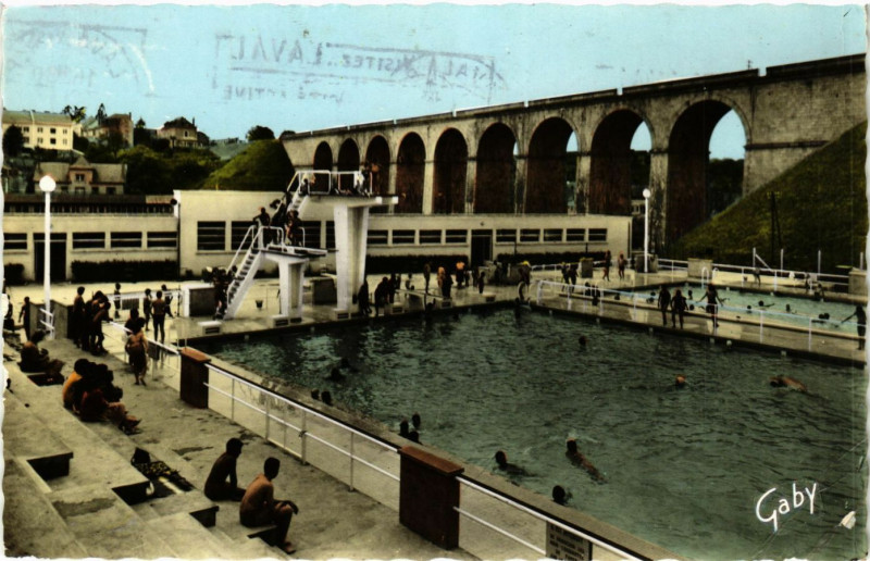 Carte postale ancienne Laval-Le Viaduc et la Piscine à Laval